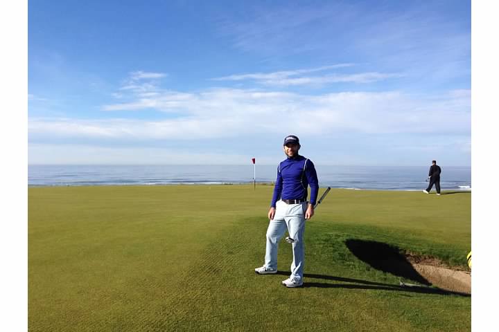 Golfer on the 16th green at Bandon Dunes